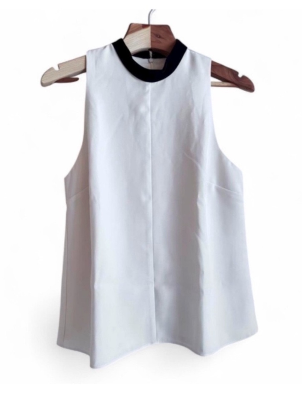 AMANDA UPRICHARD white
Top with black collar Size
Small